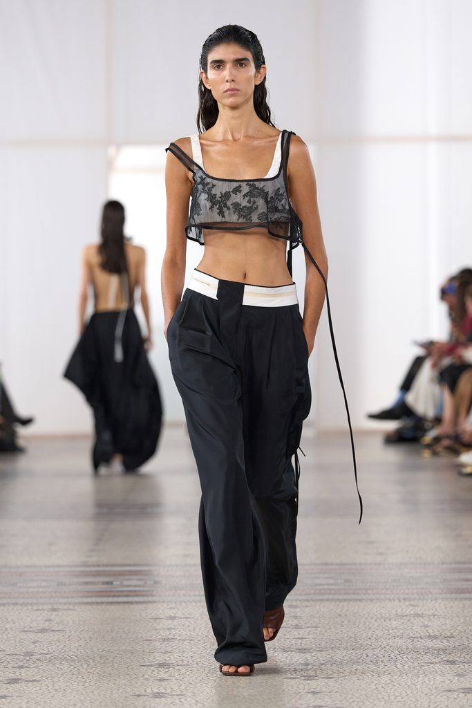 Chez Carven, une perle seule et un passant de ceinture vide 51 Look 27