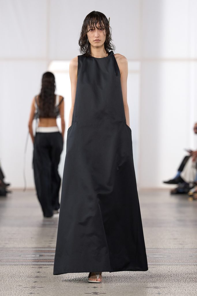 Chez Carven, une perle seule et un passant de ceinture vide 52 Look 28