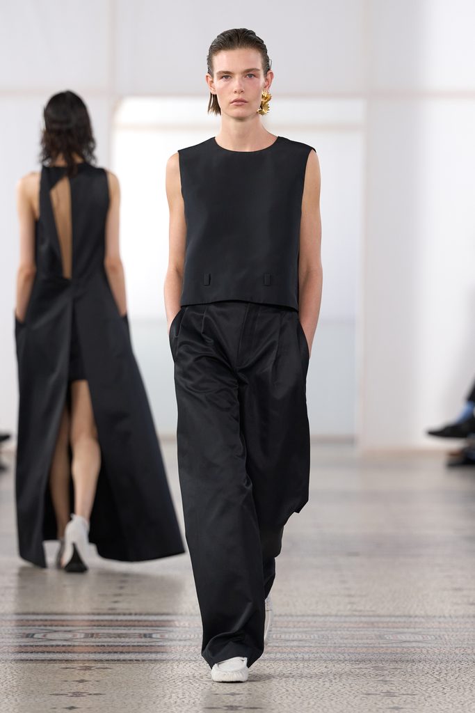 Chez Carven, une perle seule et un passant de ceinture vide 53 Look 29