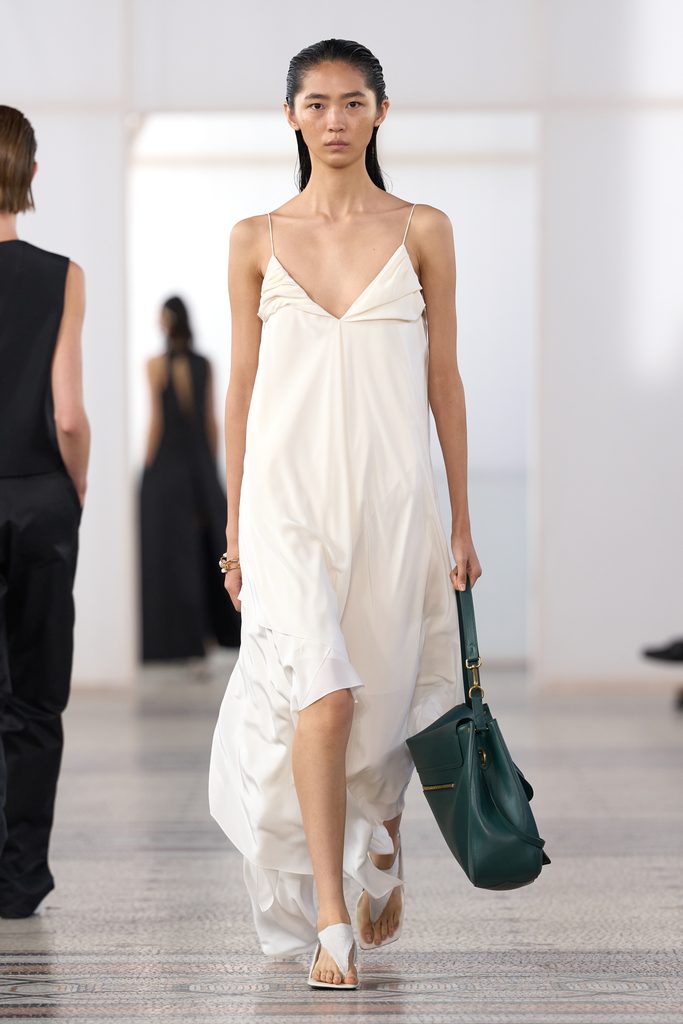 Chez Carven, une perle seule et un passant de ceinture vide 54 Look 30