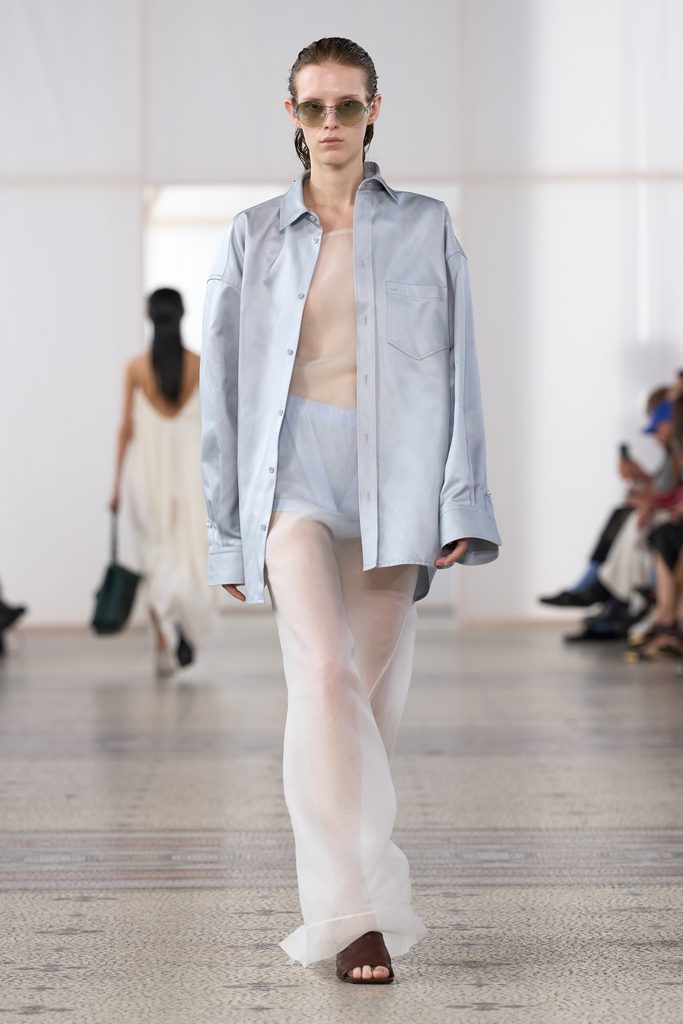 Chez Carven, une perle seule et un passant de ceinture vide 55 Look 31