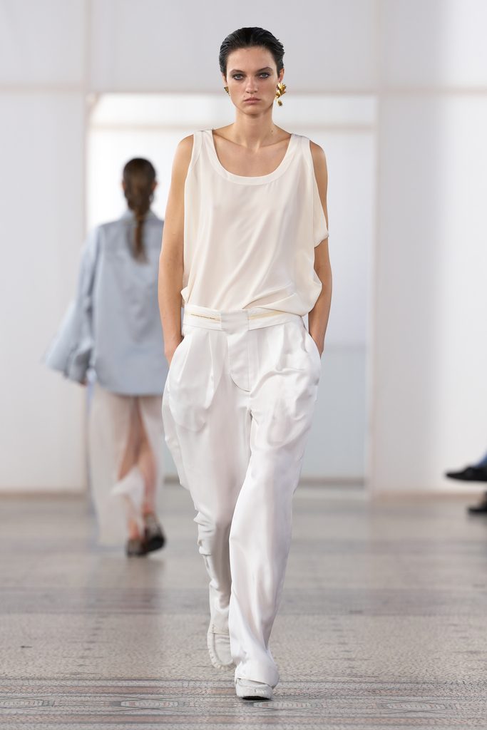 Chez Carven, une perle seule et un passant de ceinture vide 56 Look 32
