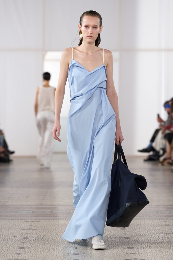 Chez Carven, une perle seule et un passant de ceinture vide 57 Look 33