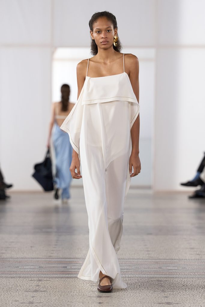 Chez Carven, une perle seule et un passant de ceinture vide 58 Look 34
