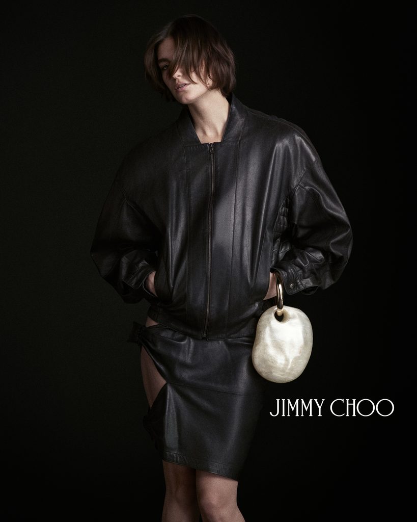 Pour ses trente ans, Jimmy Choo mise sur une perle en résine 26 PEARL CAPSULE 26 L1 OYSTER A 4x5
