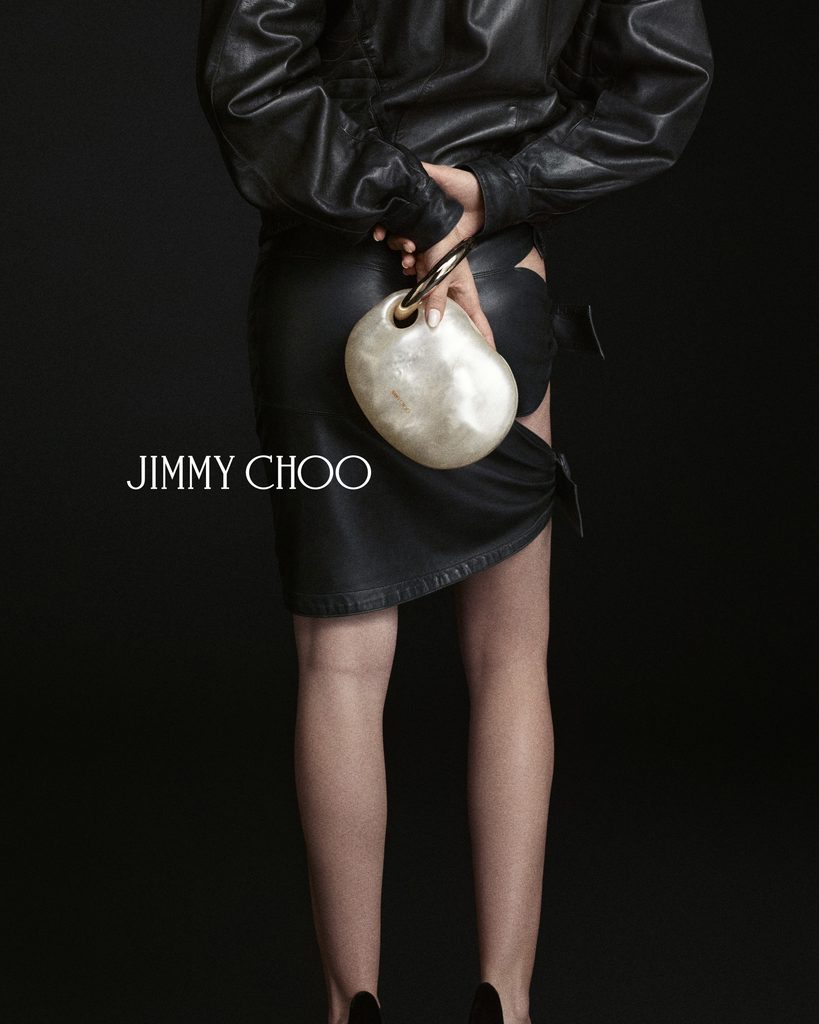 Pour ses trente ans, Jimmy Choo mise sur une perle en résine 27 PEARL CAPSULE 26 L1 OYSTER B 4x5