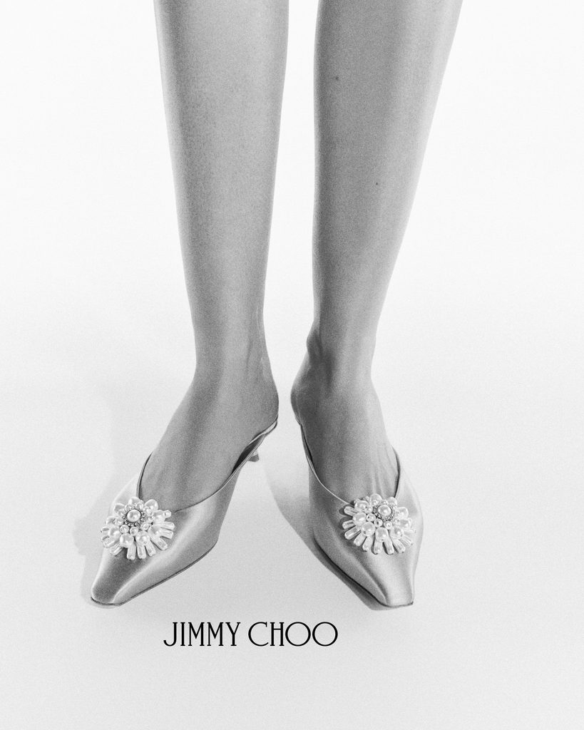 Pour ses trente ans, Jimmy Choo mise sur une perle en résine 28 PEARL CAPSULE 26 L2 INES MULE 35 4x5