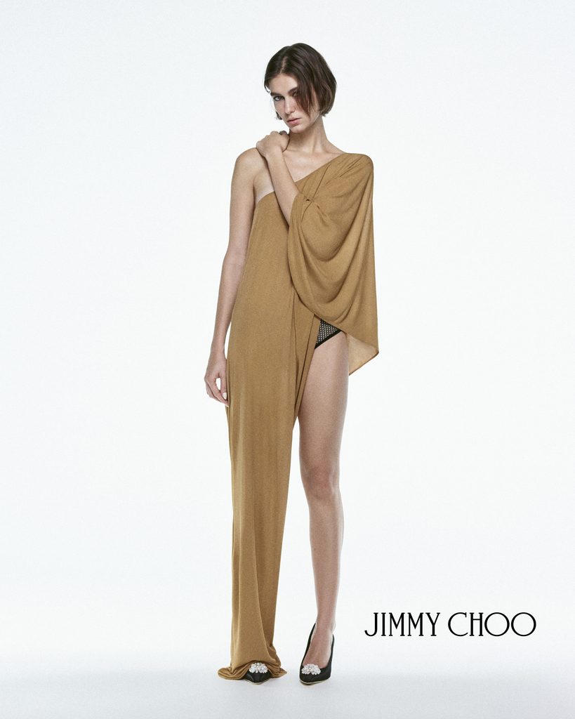 Pour ses trente ans, Jimmy Choo mise sur une perle en résine 33 PEARL CAPSULE 26 L3 INES PUMP 85 B 4x5