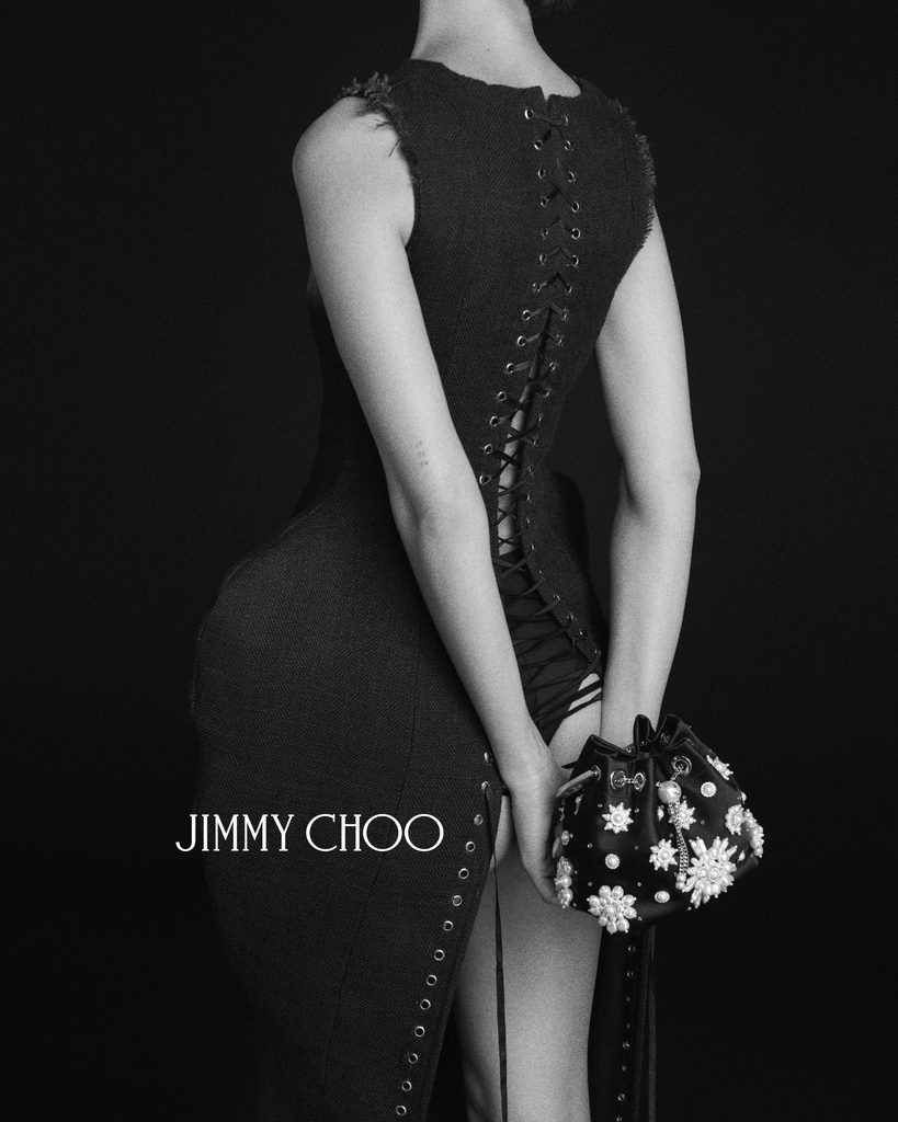 Pour ses trente ans, Jimmy Choo mise sur une perle en résine 34 PEARL CAPSULE 26 L4 BON BON 4x5