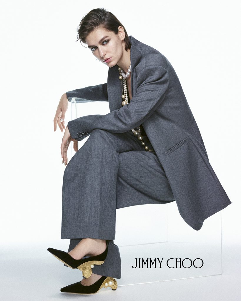 Pour ses trente ans, Jimmy Choo mise sur une perle en résine 40 PEARL CAPSULE 26 L5 ITHICA 95 B 4x5