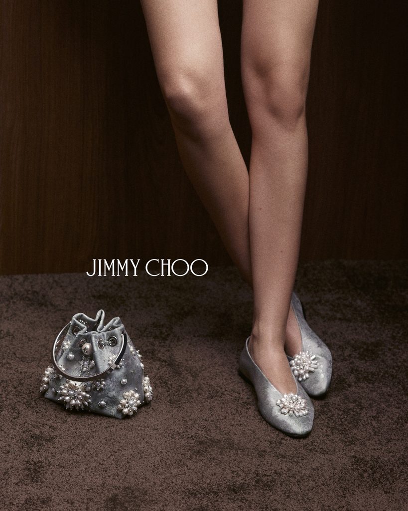 Pour ses trente ans, Jimmy Choo mise sur une perle en résine 44 PEARL CAPSULE 26 L6 INES FLAT BON BON A 4x5