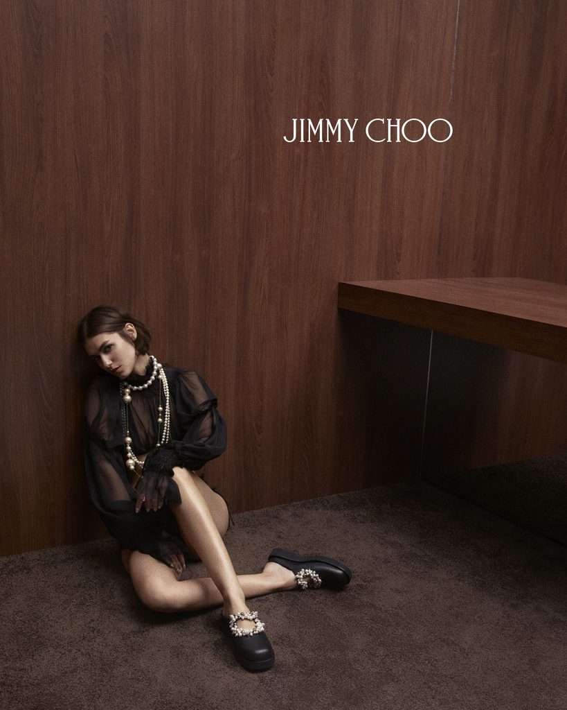 Pour ses trente ans, Jimmy Choo mise sur une perle en résine 47 PEARL CAPSULE 26 L7 INGRID FLAT A 4x5