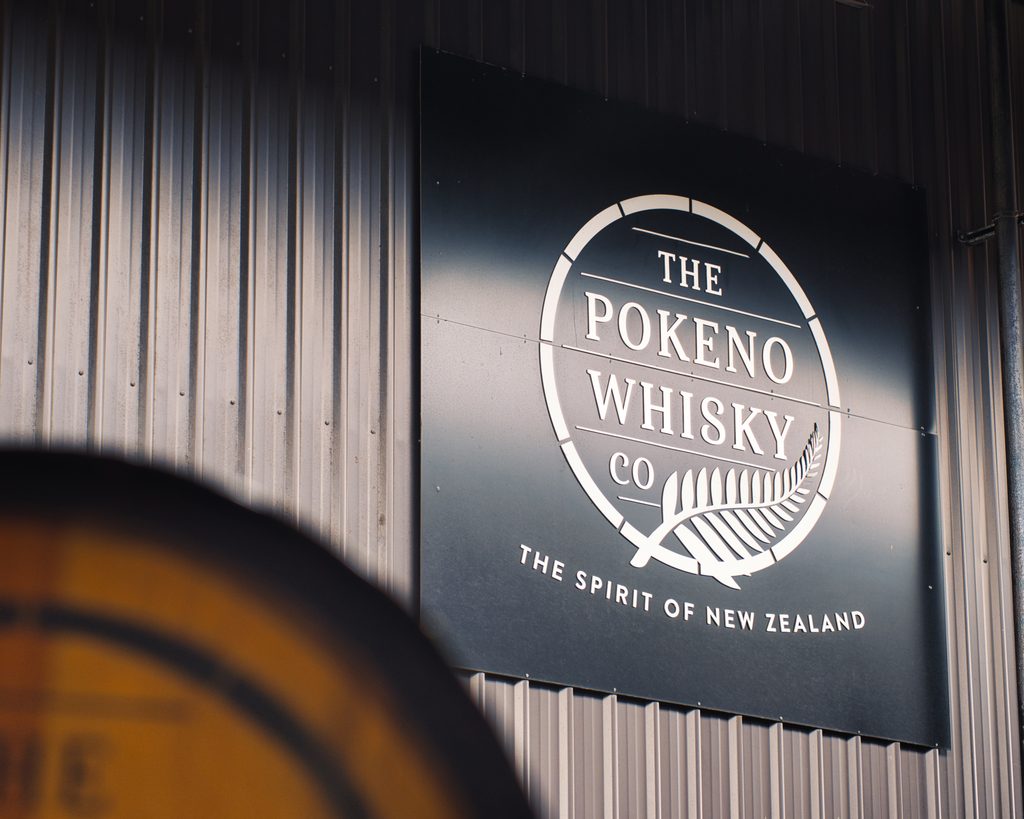 Pōkeno, seule distillerie néo-zélandaise à revendiquer son propre tonnelier, arrive en France 26 Pokeno Whisky Company sign