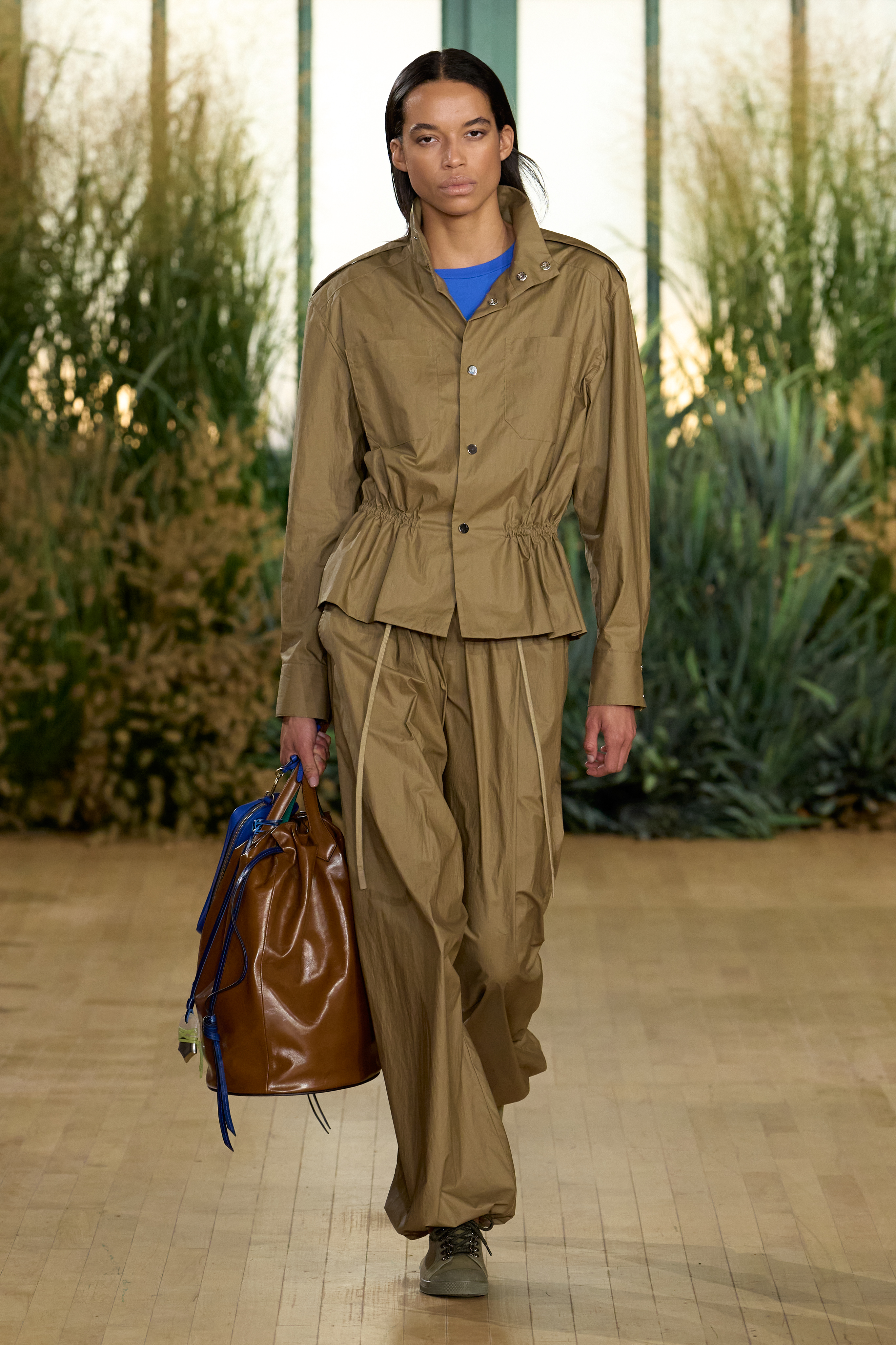 Proenza Schouler printemps-été 2027 : Rachel Scott dessine une garde-robe mobile 25 L’attribut alt de cette image est vide, son nom de fichier est TWP-S27-Look-001_2x3.jpg.