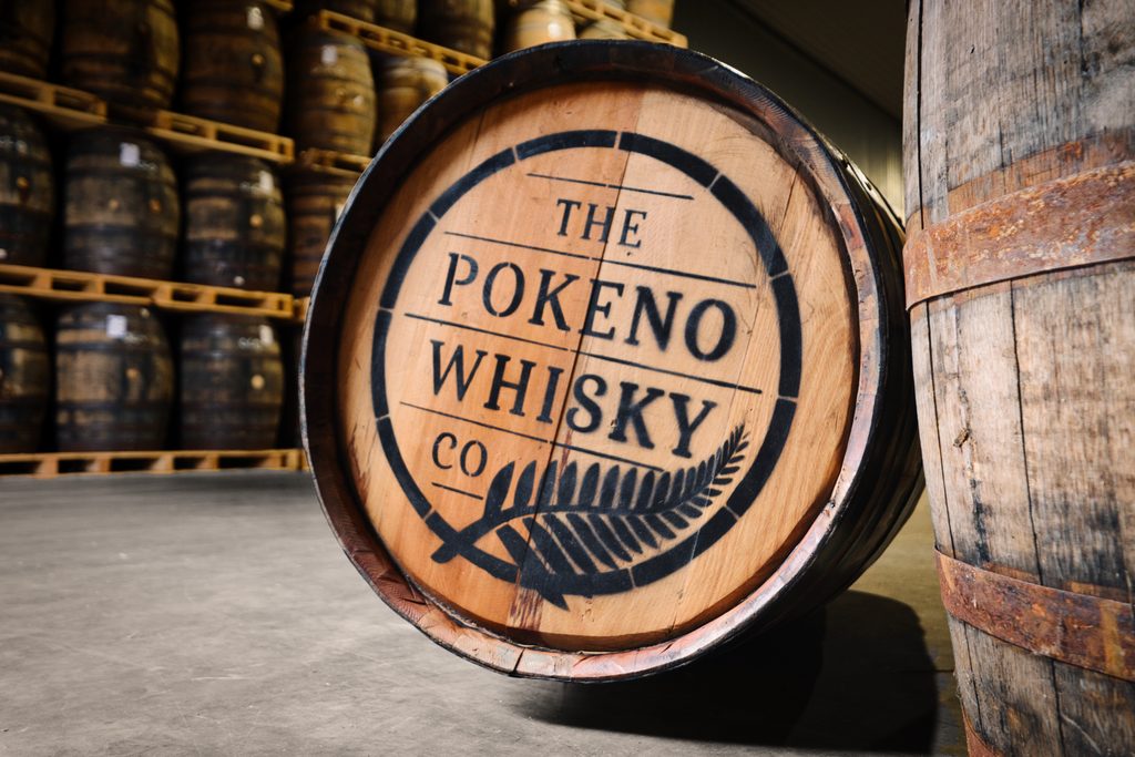 Pōkeno, seule distillerie néo-zélandaise à revendiquer son propre tonnelier, arrive en France 32 Totara cask close up 1