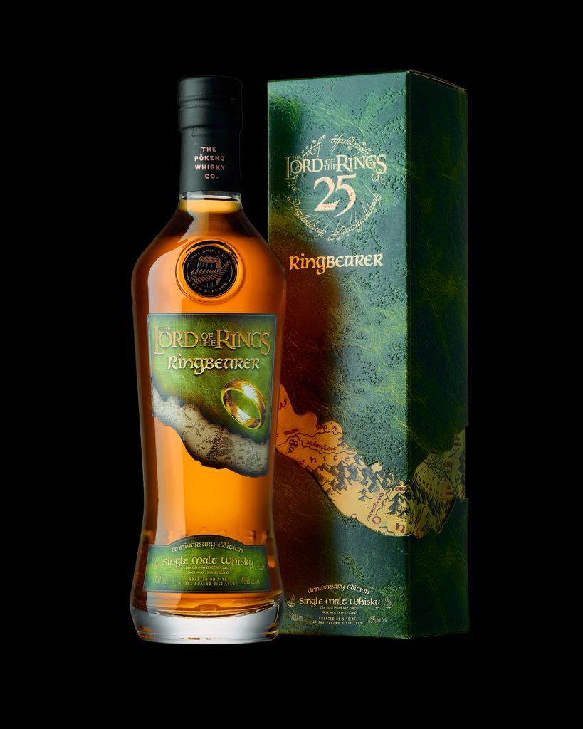 Pōkeno, seule distillerie néo-zélandaise à revendiquer son propre tonnelier, arrive en France 33 Tuckshop Pokeno x LOTR Bottle and Box On Black