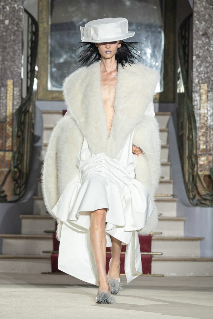 Vaquera joue la grande maison : quand l'uniforme rencontre le boudoir 25 Vaquera ss27 runway press look001