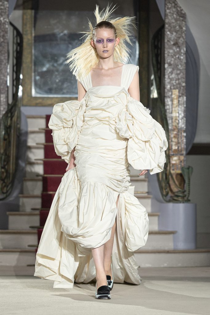Vaquera joue la grande maison : quand l'uniforme rencontre le boudoir 26 Vaquera ss27 runway press look002