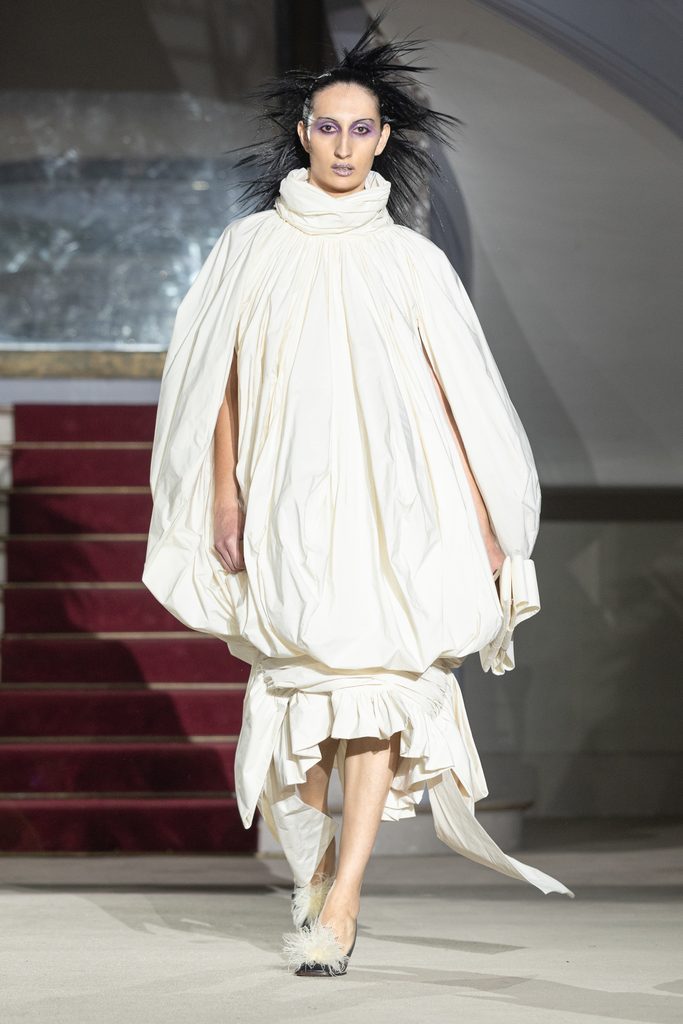 Vaquera joue la grande maison : quand l'uniforme rencontre le boudoir 29 Vaquera ss27 runway press look005