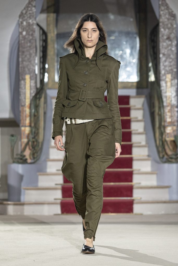 Vaquera joue la grande maison : quand l'uniforme rencontre le boudoir 30 Vaquera ss27 runway press look006