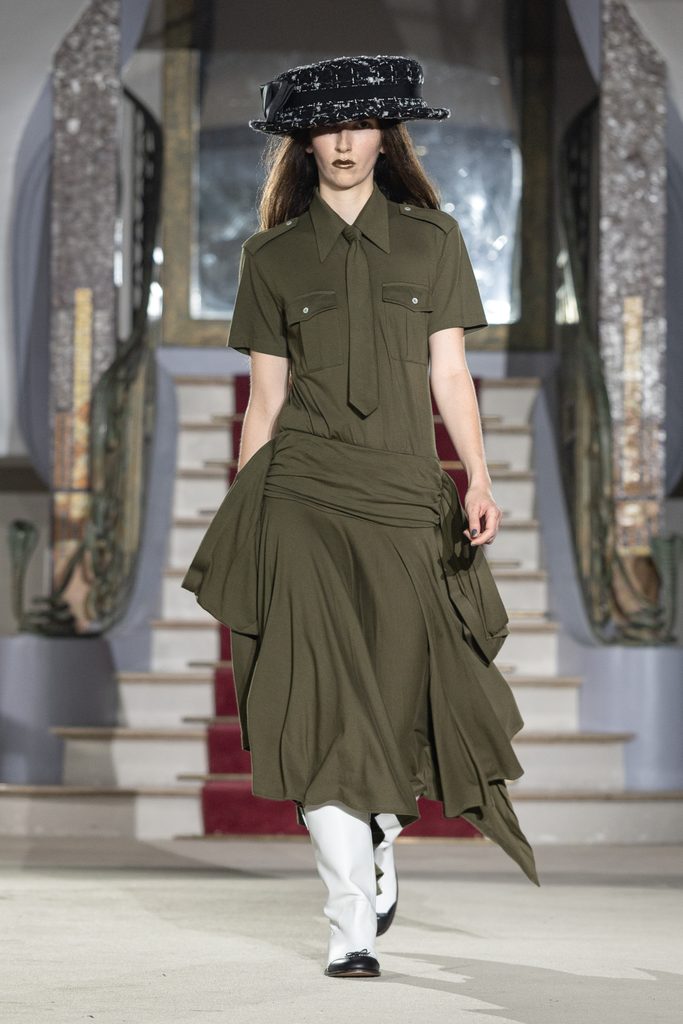 Vaquera joue la grande maison : quand l'uniforme rencontre le boudoir 31 Vaquera ss27 runway press look007