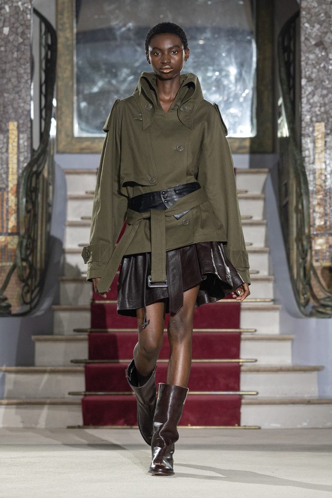 Vaquera joue la grande maison : quand l'uniforme rencontre le boudoir 32 Vaquera ss27 runway press look008