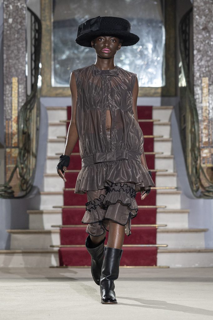 Vaquera joue la grande maison : quand l'uniforme rencontre le boudoir 37 Vaquera ss27 runway press look013