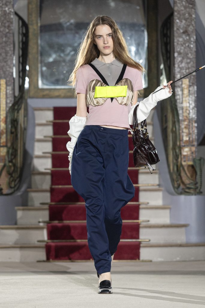 Vaquera joue la grande maison : quand l'uniforme rencontre le boudoir 43 Vaquera ss27 runway press look019