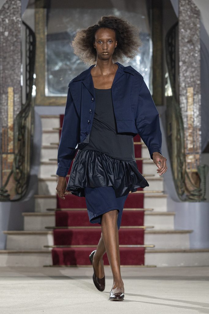 Vaquera joue la grande maison : quand l'uniforme rencontre le boudoir 45 Vaquera ss27 runway press look021