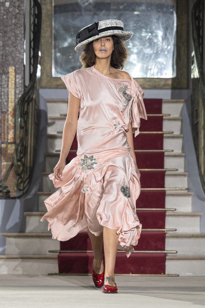 Vaquera joue la grande maison : quand l'uniforme rencontre le boudoir 46 Vaquera ss27 runway press look022