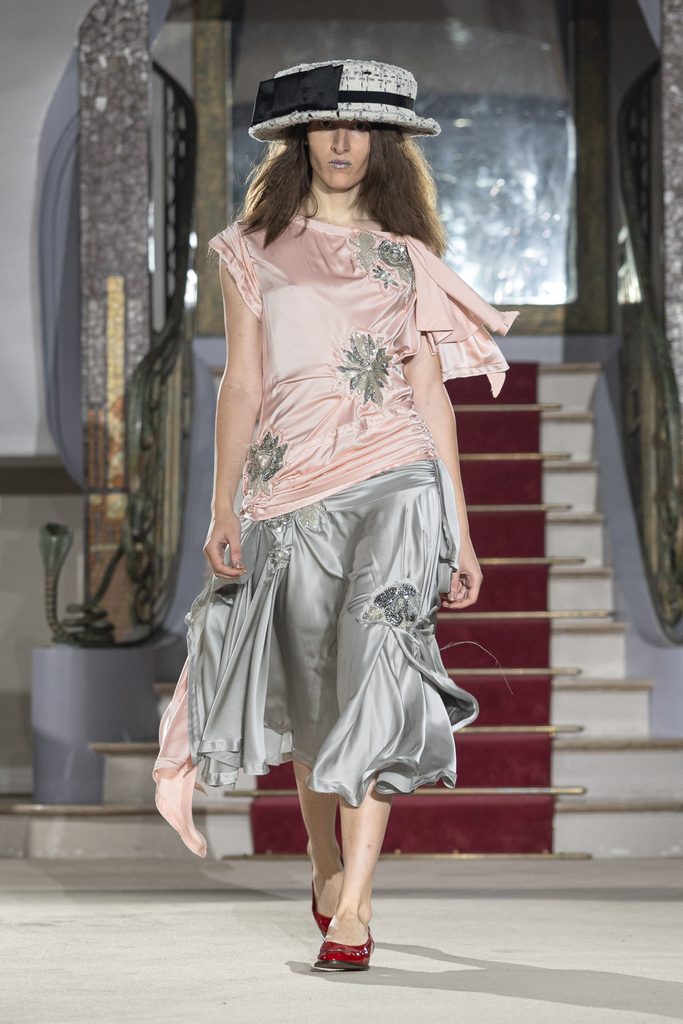 Vaquera joue la grande maison : quand l'uniforme rencontre le boudoir 48 Vaquera ss27 runway press look024