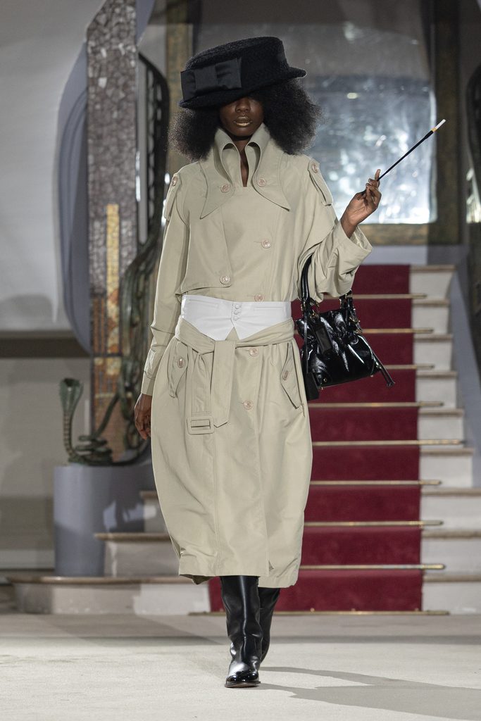 Vaquera joue la grande maison : quand l'uniforme rencontre le boudoir 56 Vaquera ss27 runway press look032