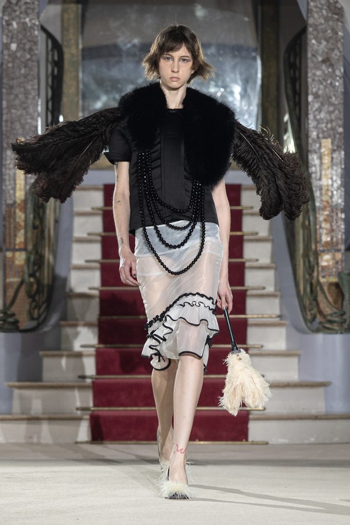 Vaquera joue la grande maison : quand l'uniforme rencontre le boudoir 57 Vaquera ss27 runway press look033