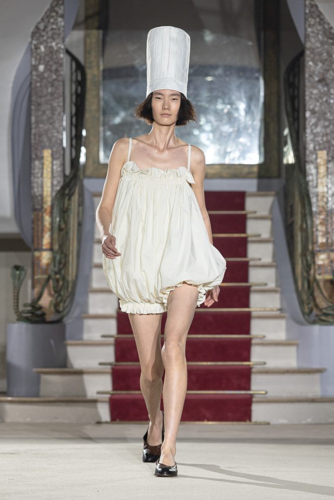 Vaquera joue la grande maison : quand l'uniforme rencontre le boudoir 58 Vaquera ss27 runway press look034