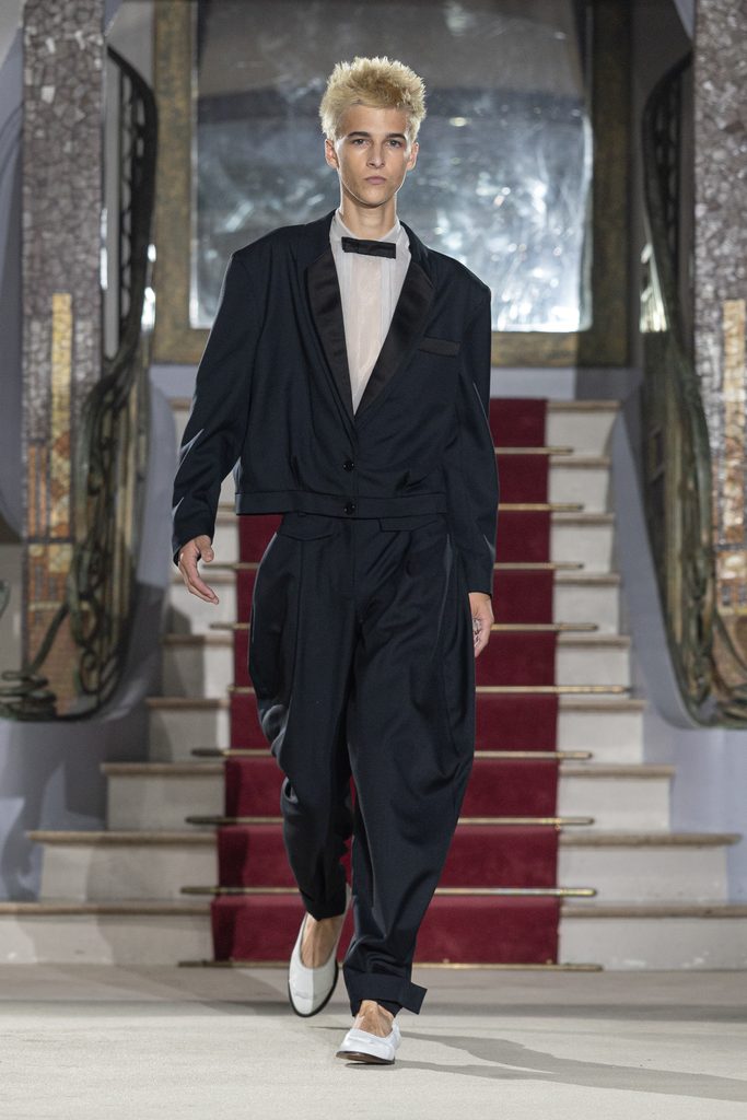 Vaquera joue la grande maison : quand l'uniforme rencontre le boudoir 60 Vaquera ss27 runway press look036