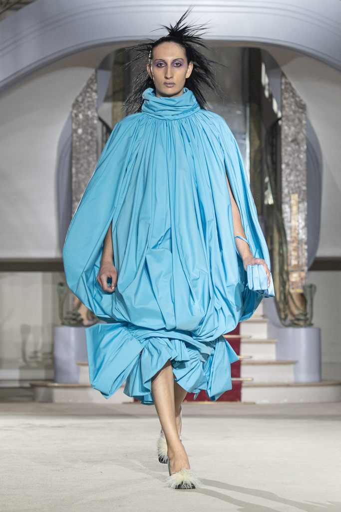 Vaquera joue la grande maison : quand l'uniforme rencontre le boudoir 61 Vaquera ss27 runway press look037