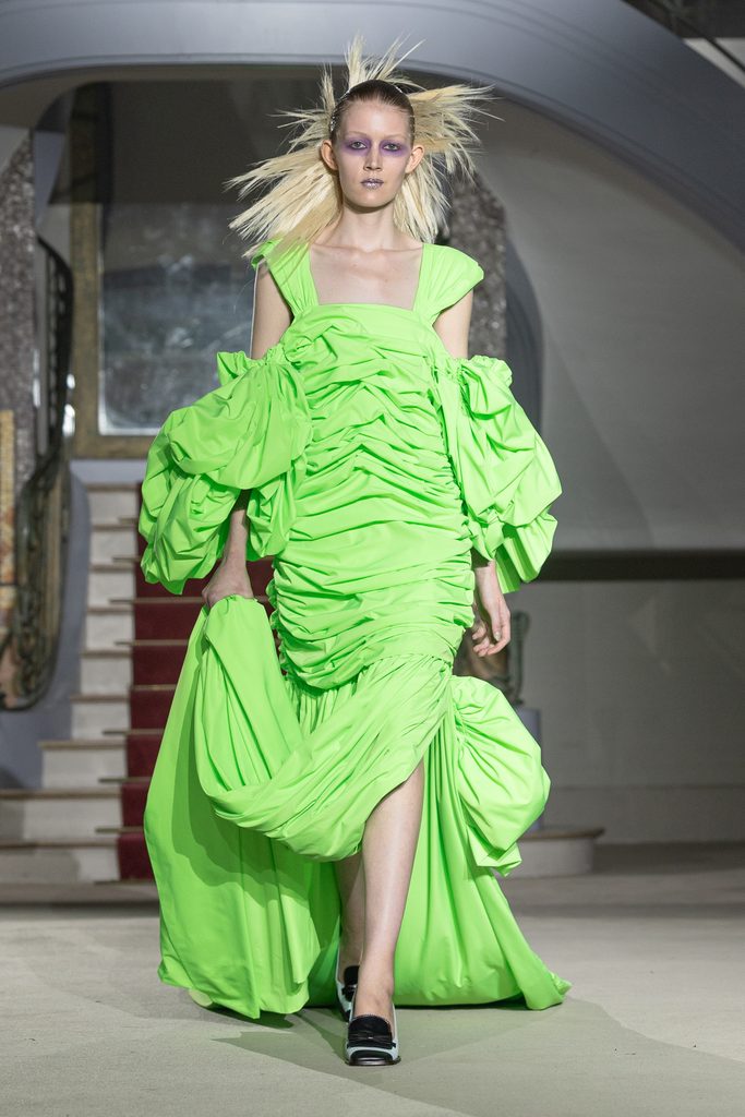 Vaquera joue la grande maison : quand l'uniforme rencontre le boudoir 64 Vaquera ss27 runway press look040