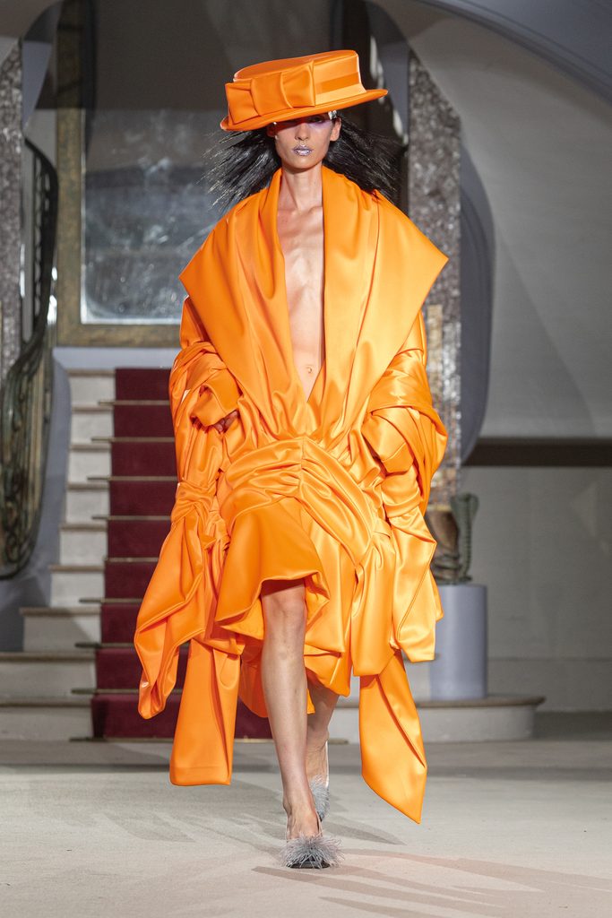 Vaquera joue la grande maison : quand l'uniforme rencontre le boudoir 65 Vaquera ss27 runway press look041