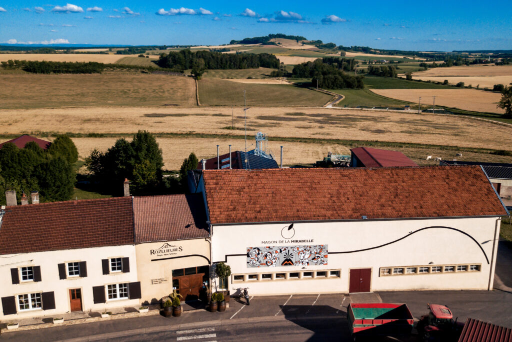 À Rozelieures, un whisky se distille aussi dans les sols volcaniques de Lorraine 67 Vue densemble distillerie et champs 2