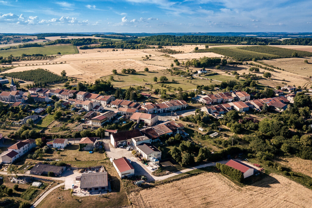 À Rozelieures, un whisky se distille aussi dans les sols volcaniques de Lorraine 61 Vue village de Rozelieures ete