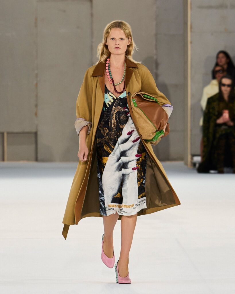 Une vision cinématographique du glamour dans la collection Dries Van Noten 32 WOMENSS27GORUNWAY DVNfrontlooks001