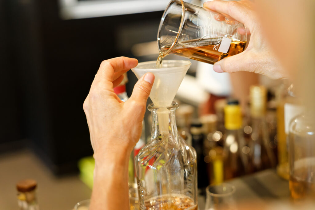 À Rozelieures, un whisky se distille aussi dans les sols volcaniques de Lorraine 50 atelier assemblage Vincent Damarin 12
