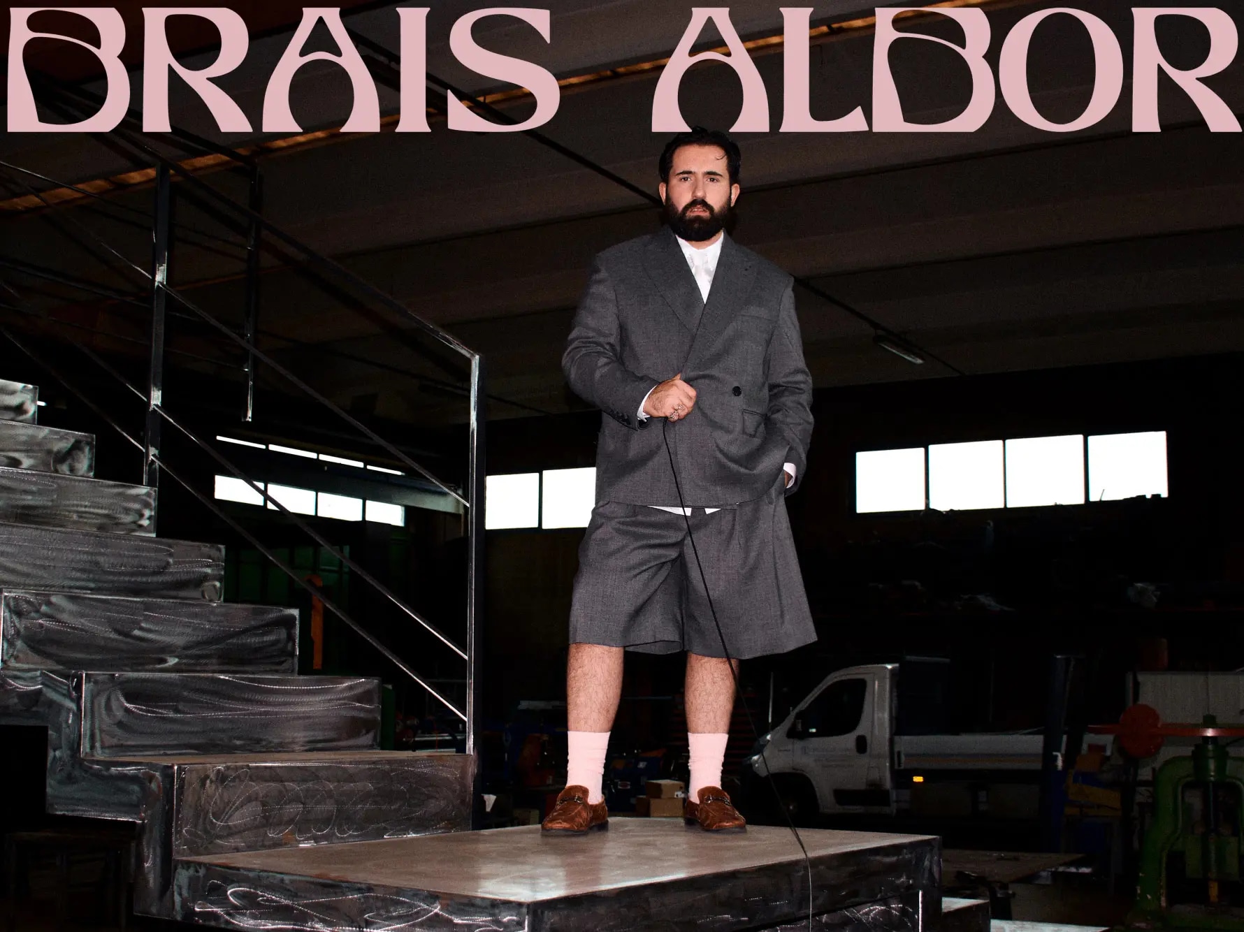 A Bunch of Designers : six jeunes marques passent à l’épreuve de la vente 25 Silhouette en veste et bermuda gris, présentée sous le nom Brais Albor.